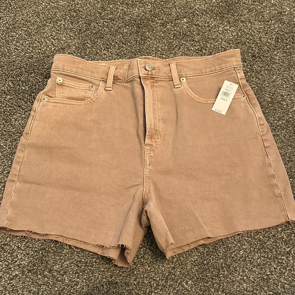 Gap 4” Short High Rise Size: 10R 30” Color: Sand